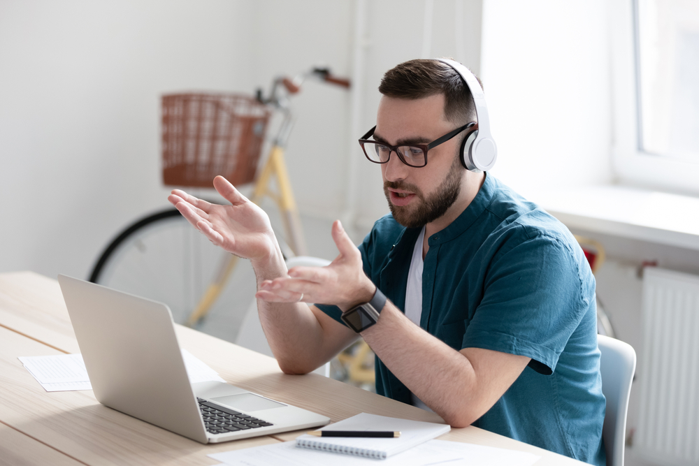 Homem estudando em aula de inglês online IP School