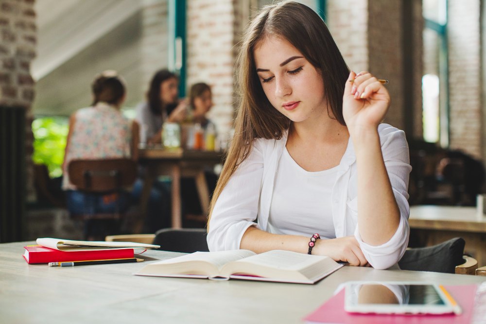 Conheça o certificado internacional de proficiência TOEFL IBT | Mulher | IP School 