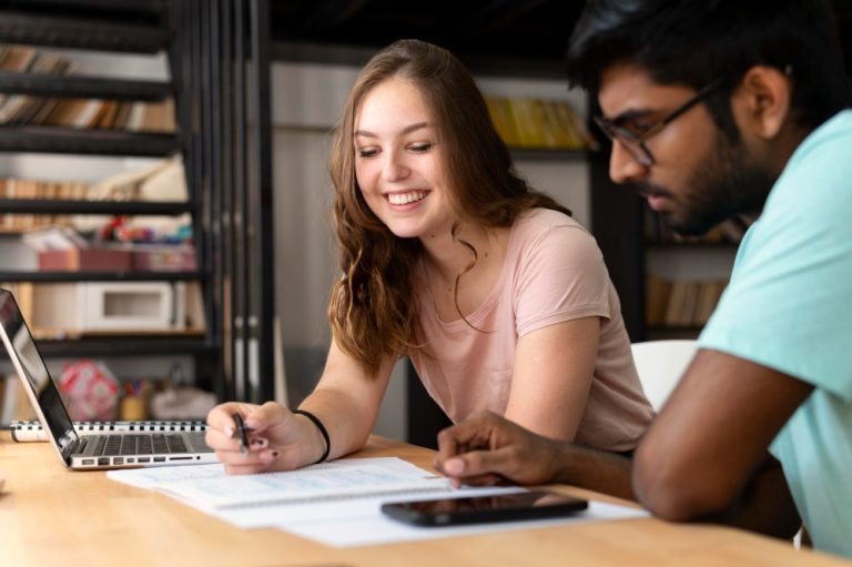 O que é Cambridge FCE | amigos estudando | IP School