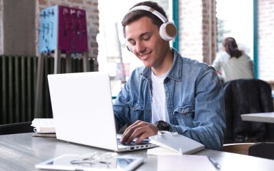 Aula de inglês presencial x online: qual é a diferença?