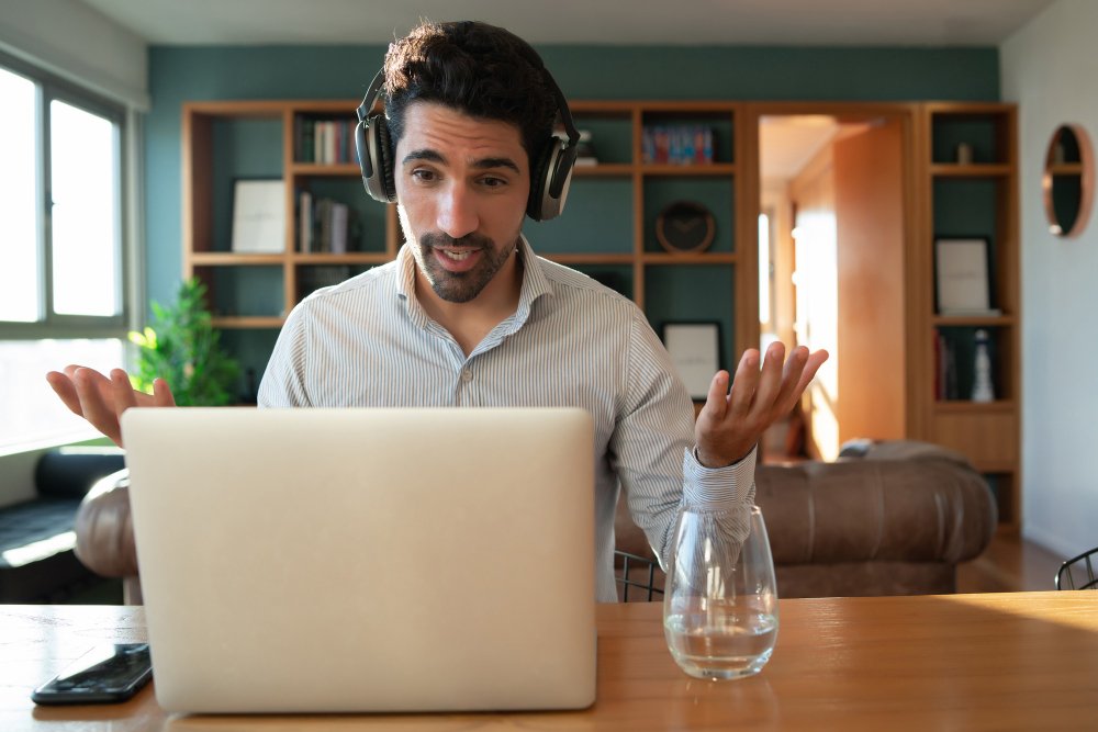 Como perder o medo e vergonha de falar inglês | Homem falando inglês em público | IP School