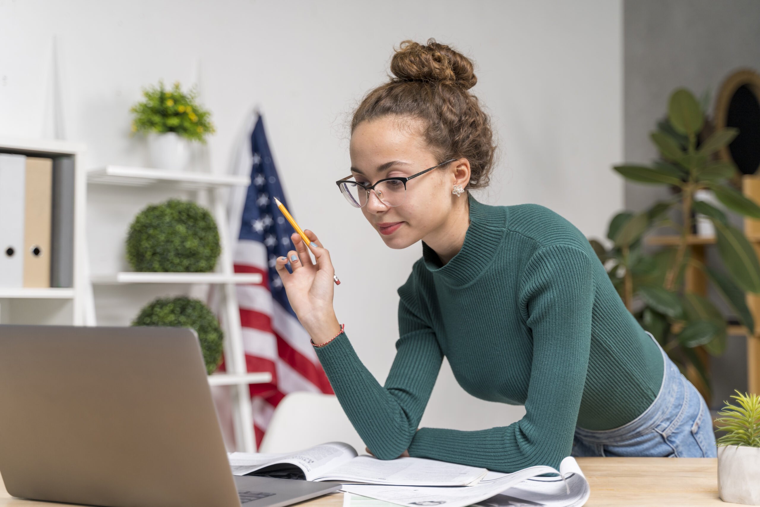 Como falar naturalmente em inglês: confira dicas | Foto de uma mulher em uma sala estudando online | IP School