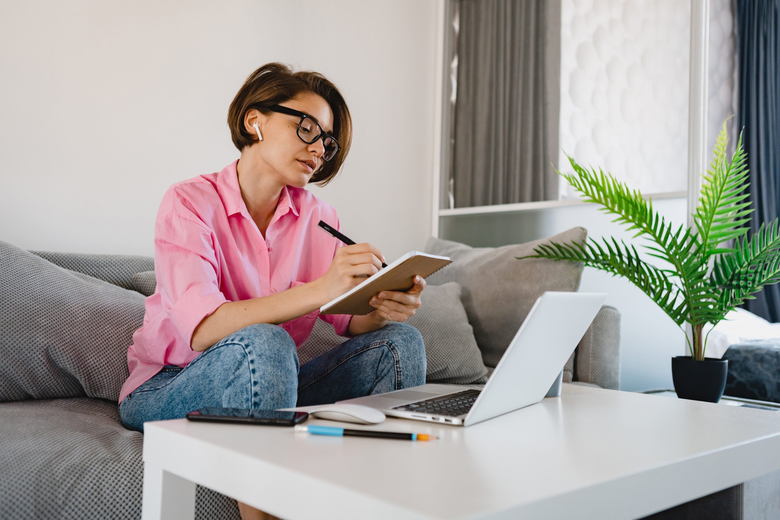 Gírias em inglês que você precisa saber | Foto de uma mulher estudando online | IP School
