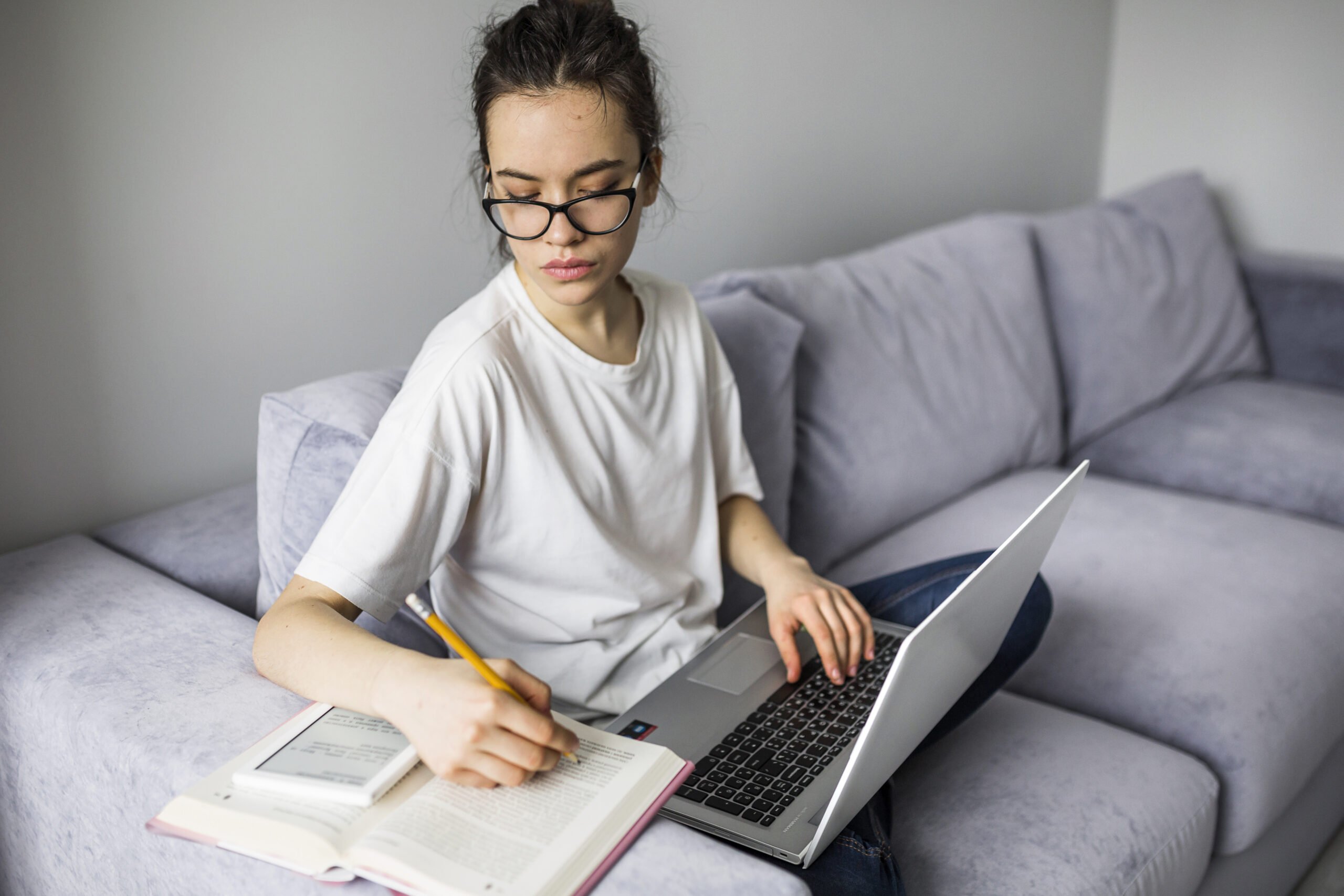 Metas para aprender inglês em 2024: saiba como defini-las | Mulher estudando em casa | IP School