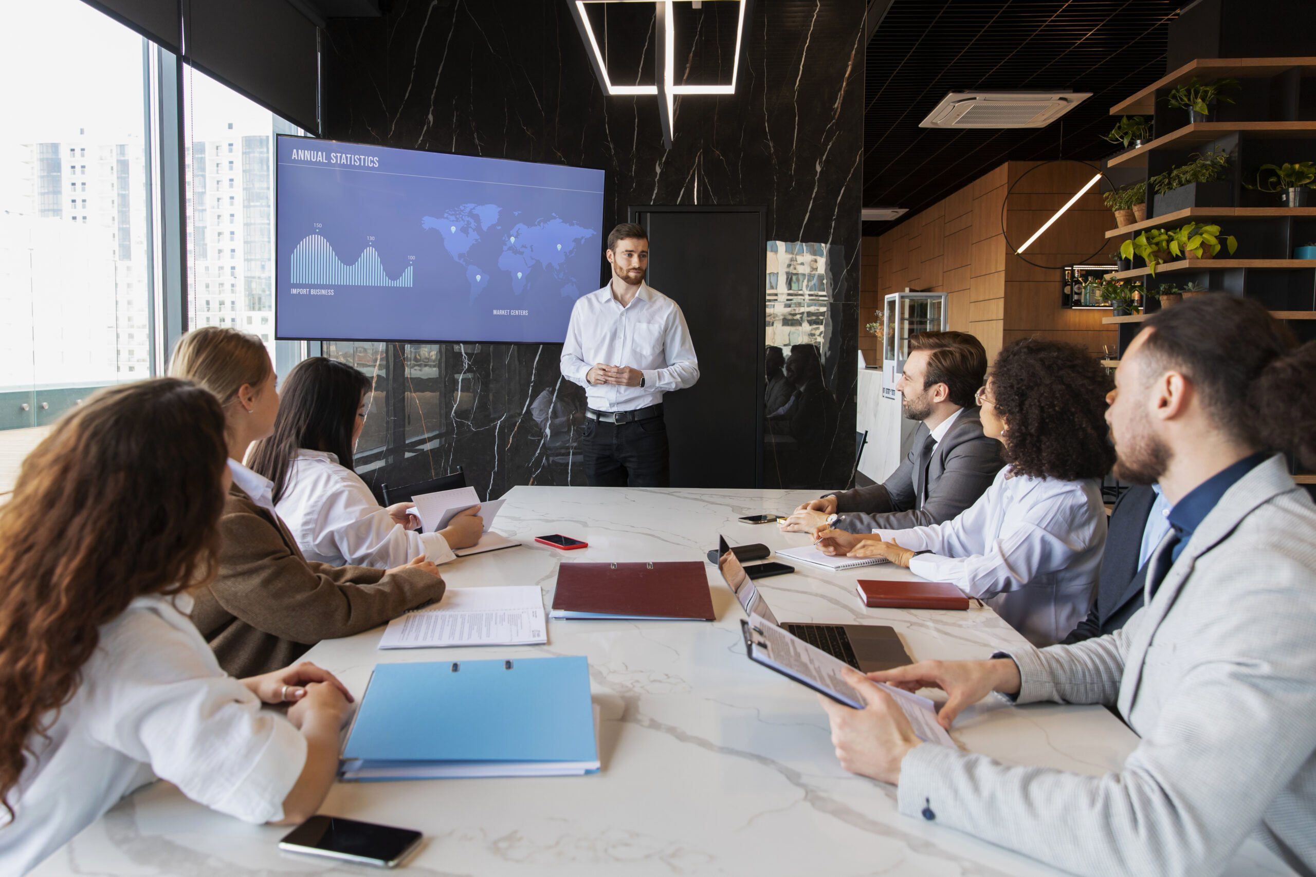 Como falar em inglês em uma reunião: confira dicas | Foto de uma reunião de negócios | IP School