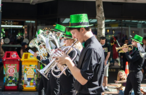 O que é o St Patrick's Day | Trompetistas em desfile de São Patrício | IP School