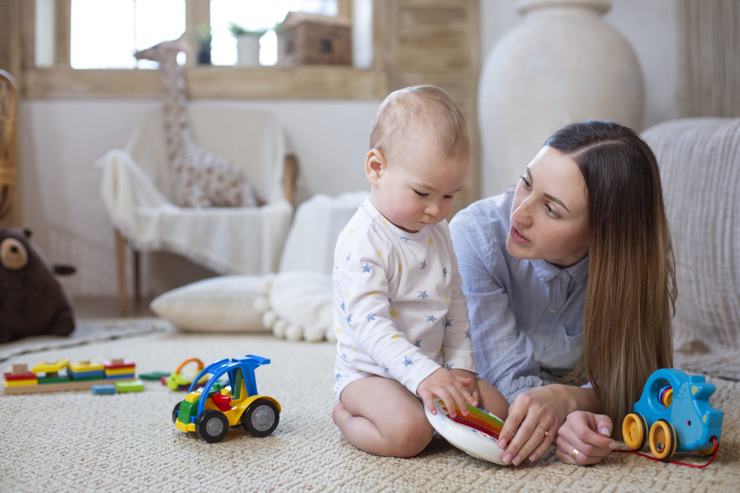 Tipos de intercâmbios para aprender inglês l Mulher brinca com bebê l IP School