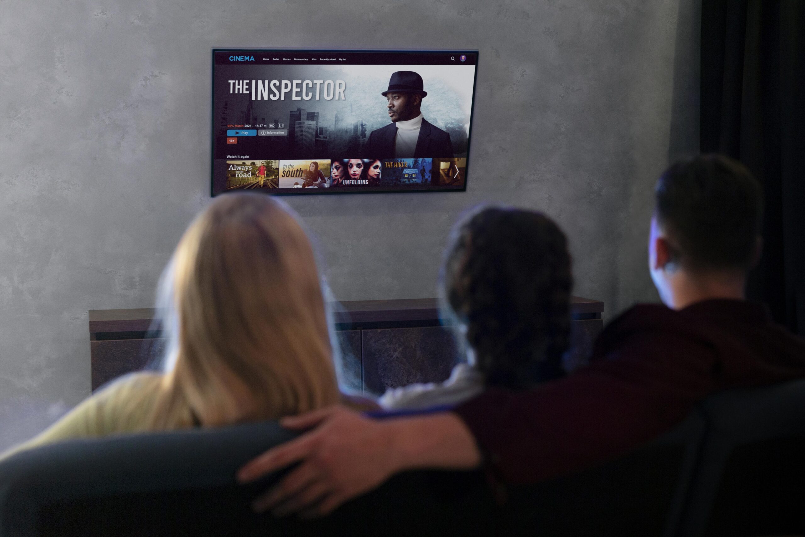 Como usar séries para treinar o listening corporativo l Pessoas assistindo série l IP School