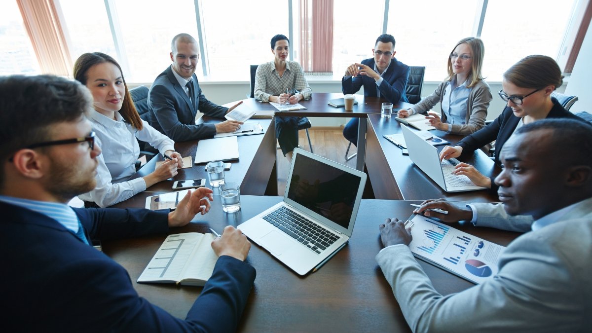 Como se preparar para uma reunião em inglês ou espanhol e se destacar no ambiente profissional?