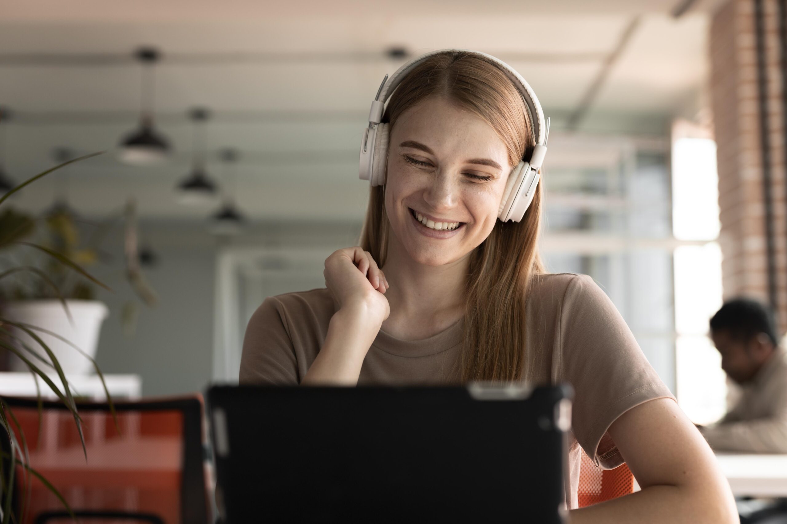 Jovem fazendo aula de inglês online