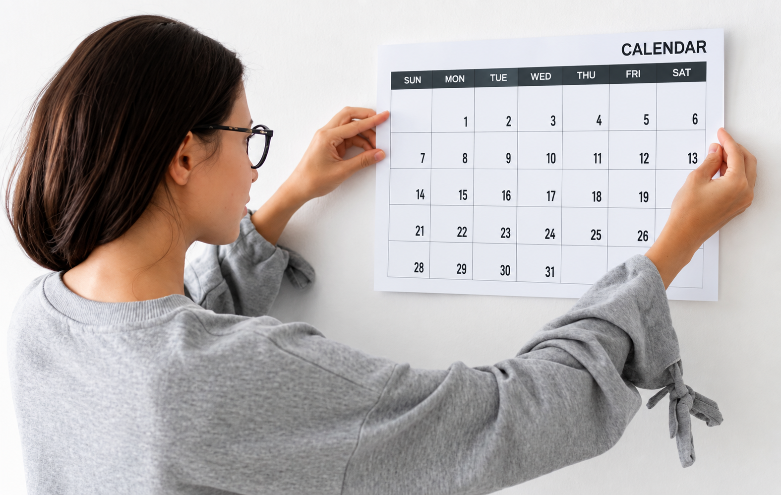 Mulher organizando calendário mensal Mulher-organizando-calendario-mensal de ingles